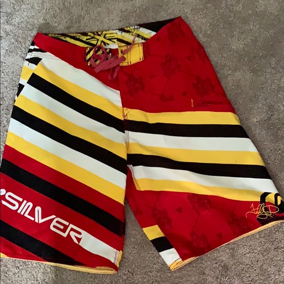 Quicksilver board shorts size 30 - Picture 1 of 3